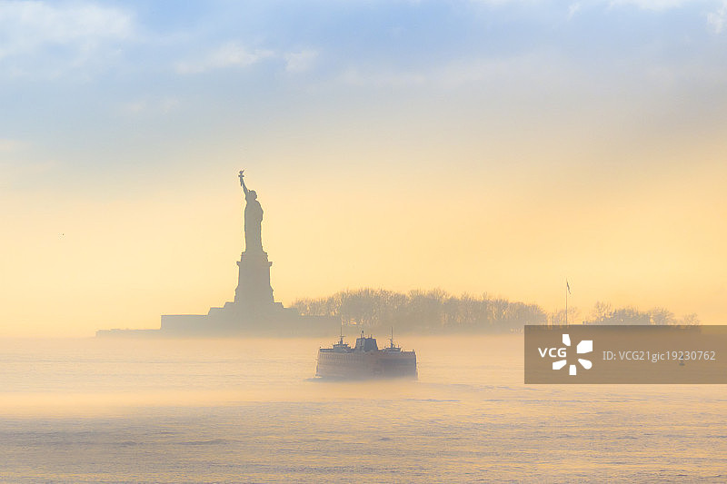 斯塔滕岛渡轮和自由女神像图片素材