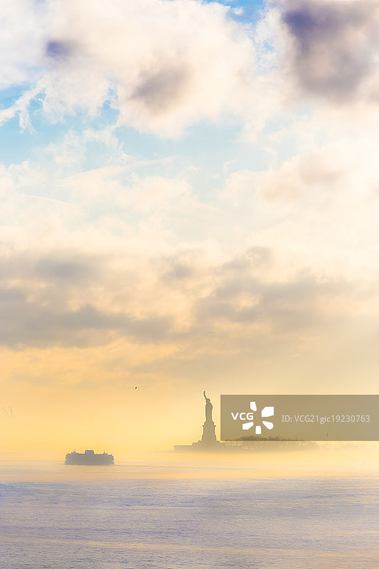 斯塔滕岛渡轮和自由女神像图片素材