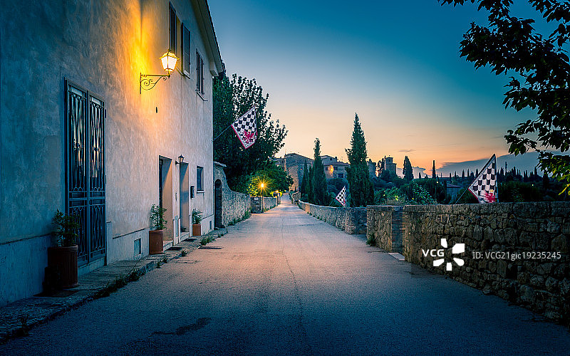 夜晚的圣奎里科多尔恰，托斯卡纳图片素材