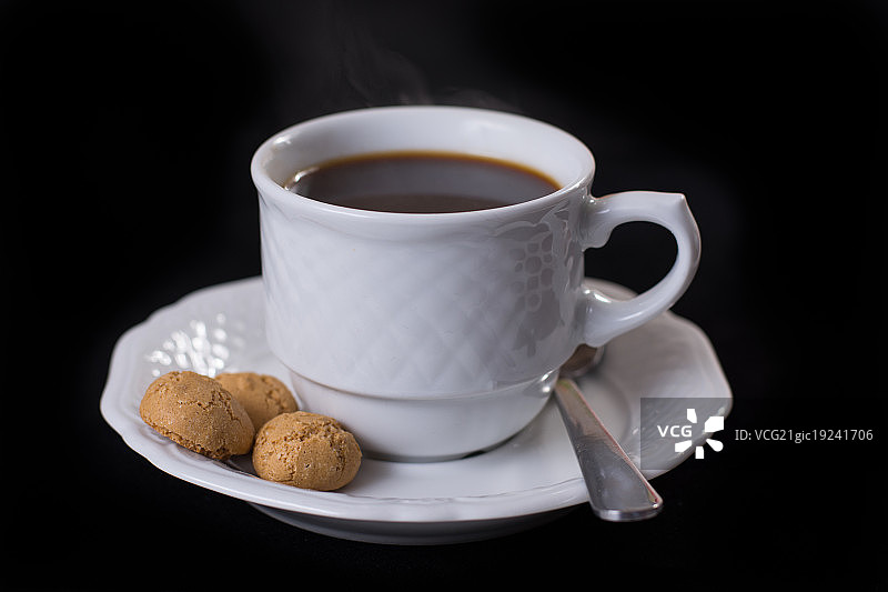 白色瓷杯中的新鲜黑咖啡图片素材