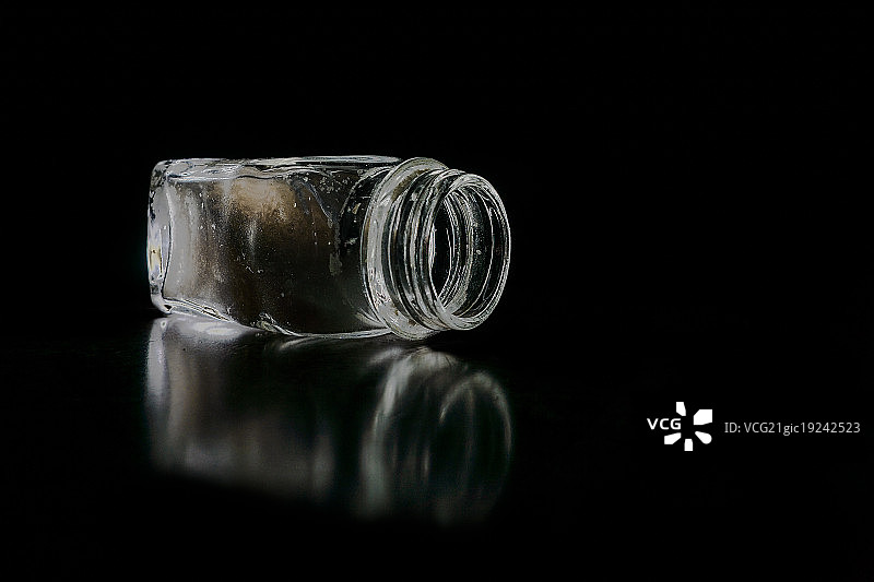 盐瓶倒影图片素材