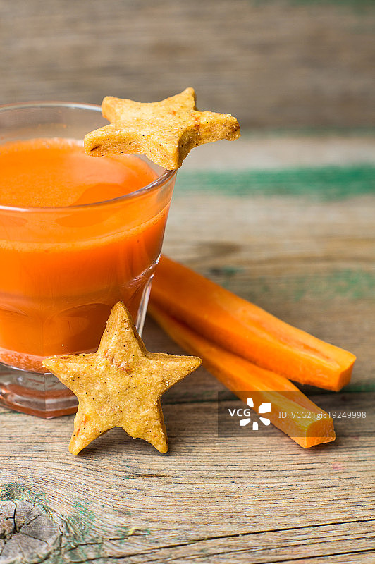 健康食品：新鲜胡萝卜图片素材