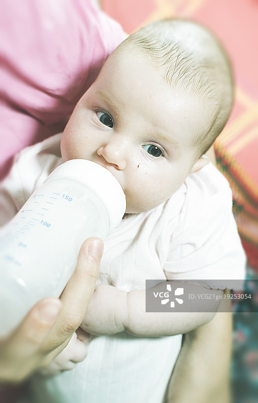 婴儿吮吸奶瓶图片素材