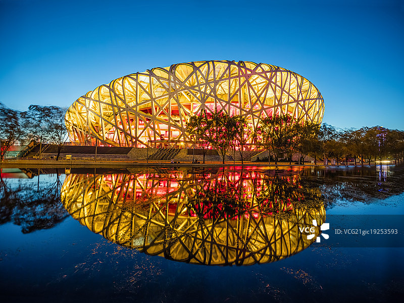 夜色中的鸟巢倒影图片素材