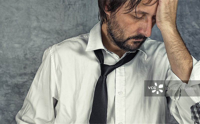 身处困境的疲惫商人图片素材