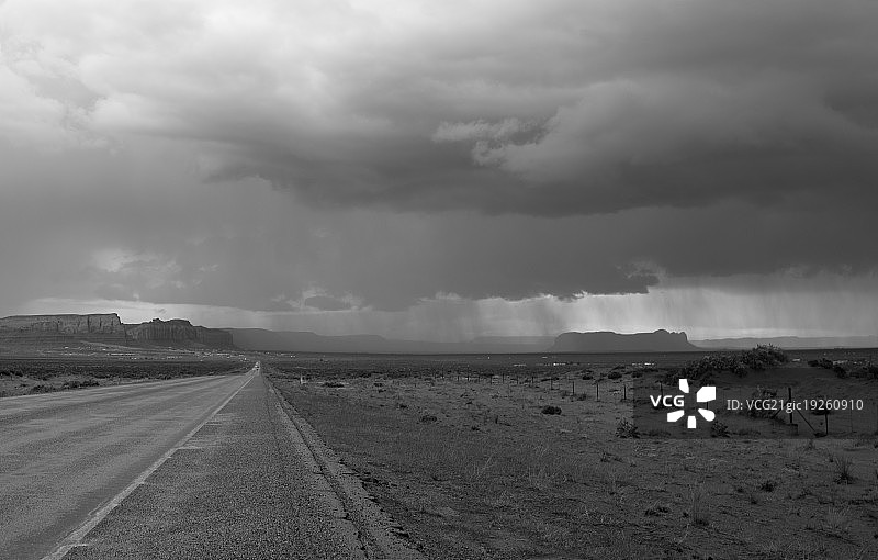纪念碑谷的暴风雨之路图片素材