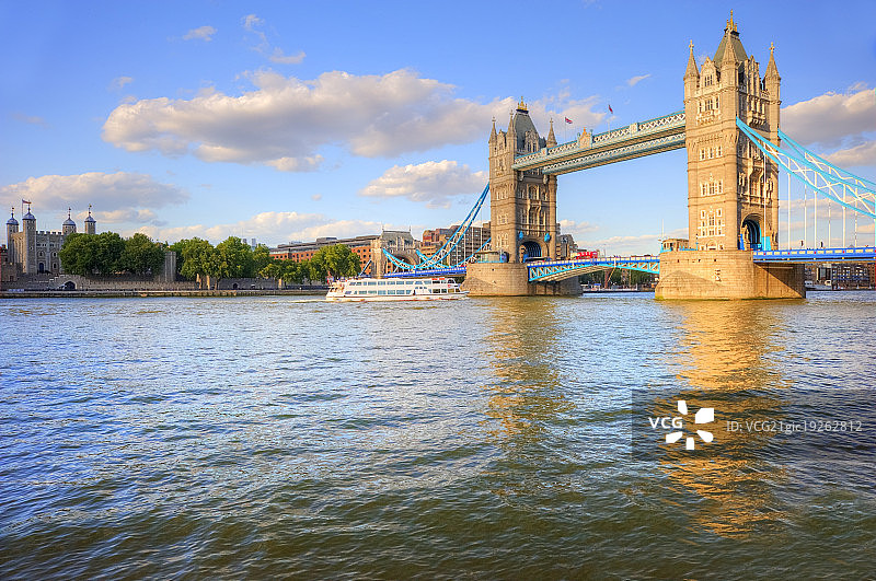 阳光下的伦敦塔桥图片素材