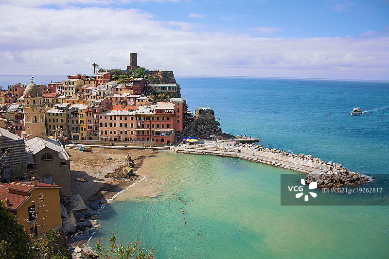 海景与顶天建筑图片素材