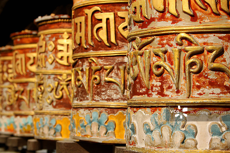 隆德寺的祈祷轮图片素材