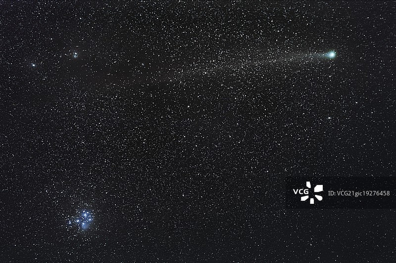 Lovejoy彗星掠过昴星团图片素材