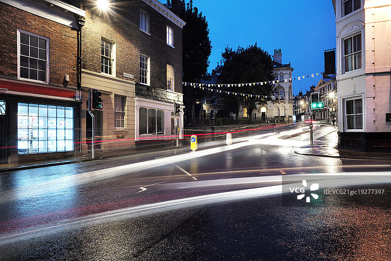汽车广告背景与欧洲街道-英国约克（YORK）小城傍晚光轨图片素材