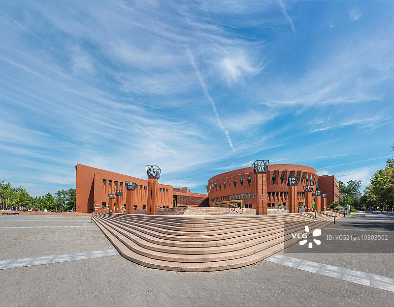 清华大学音乐厅与新清华学堂广场图片素材