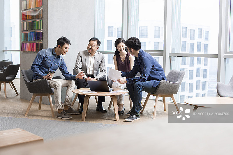 商务人士在办公室开会讨论图片素材