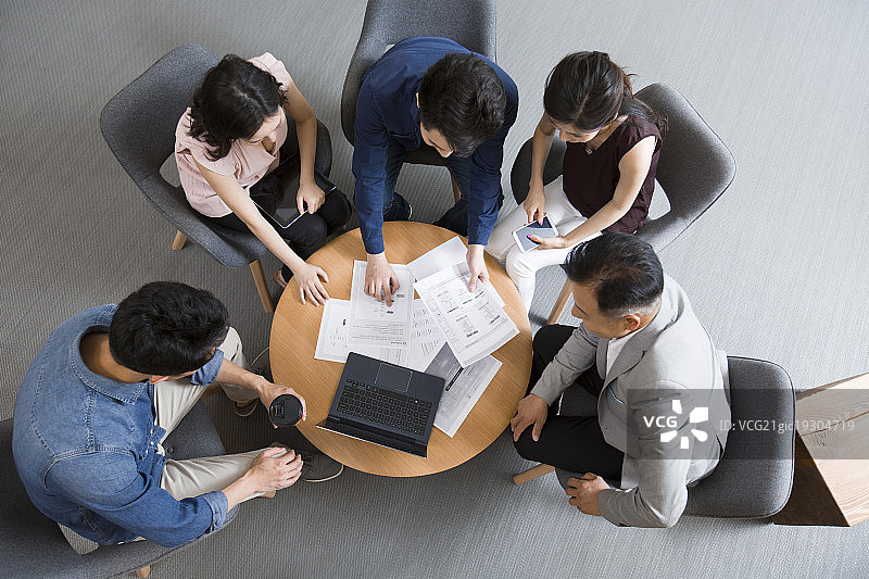 商务人士在办公室开会讨论图片素材