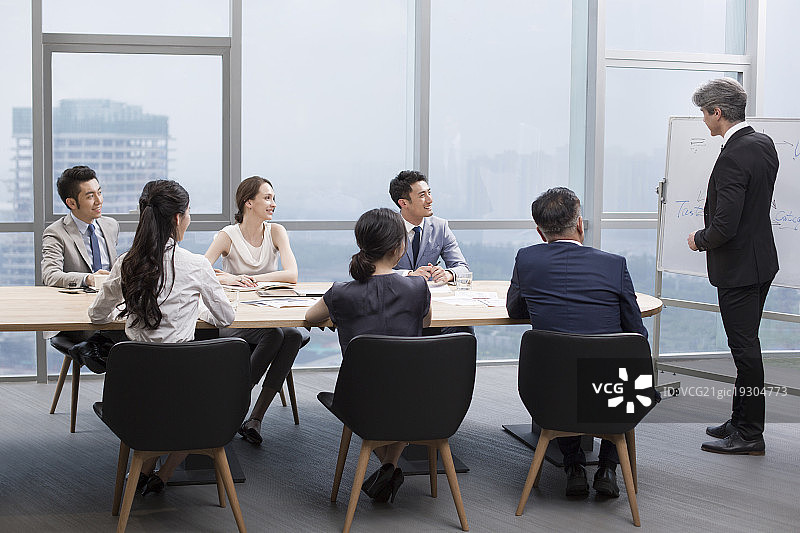 商务人士在会议室开会图片素材