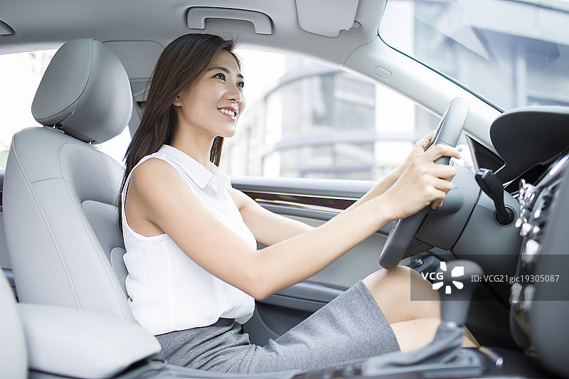 商务女士开车图片素材