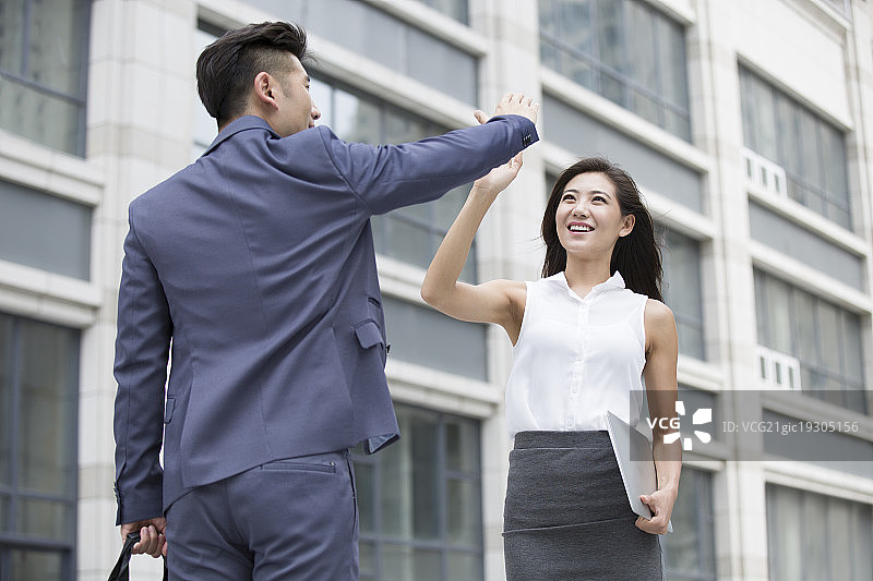 自信的商务人士击掌庆祝图片素材