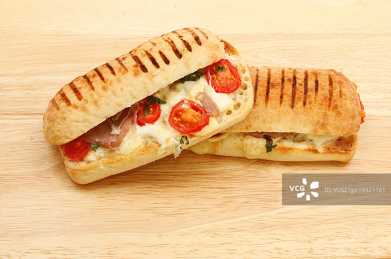 木板上的两个帕尼尼图片素材