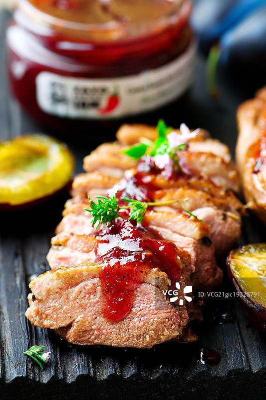 李子酱炸鸭胸图片素材