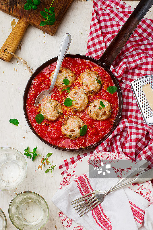 平底锅中番茄酱鸡肉丸，复古风图片素材