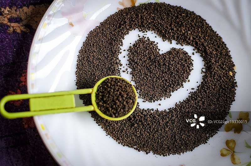 茶匙和盘中的茶叶图片素材