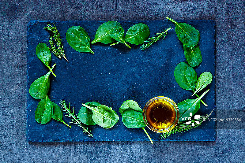 菠菜叶和橄榄油图片素材