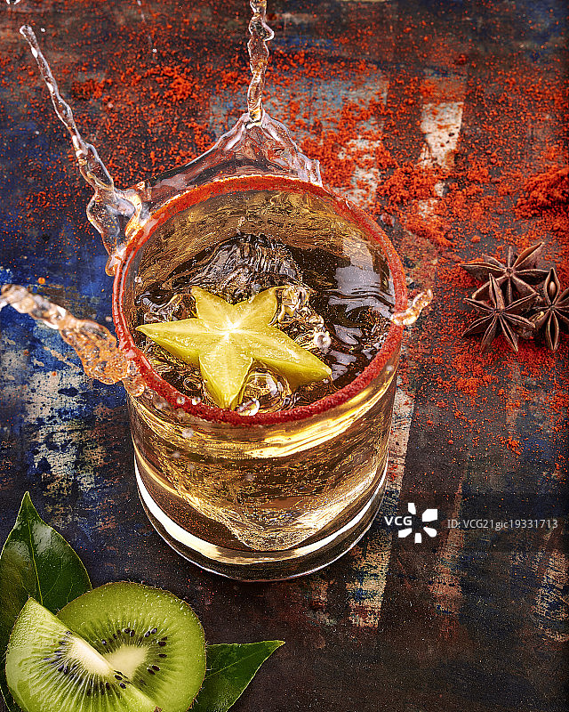 姜汁艾尔威士忌饮品飞溅瞬间图片素材