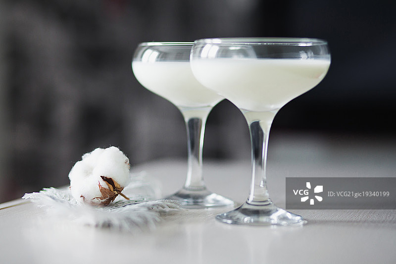 两杯牛奶图片素材