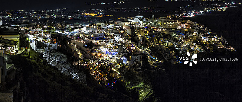 夜晚的圣托里尼费拉图片素材