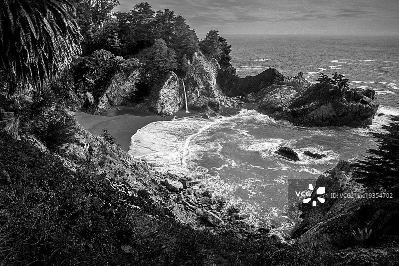 黑白麦克威瀑布图片素材