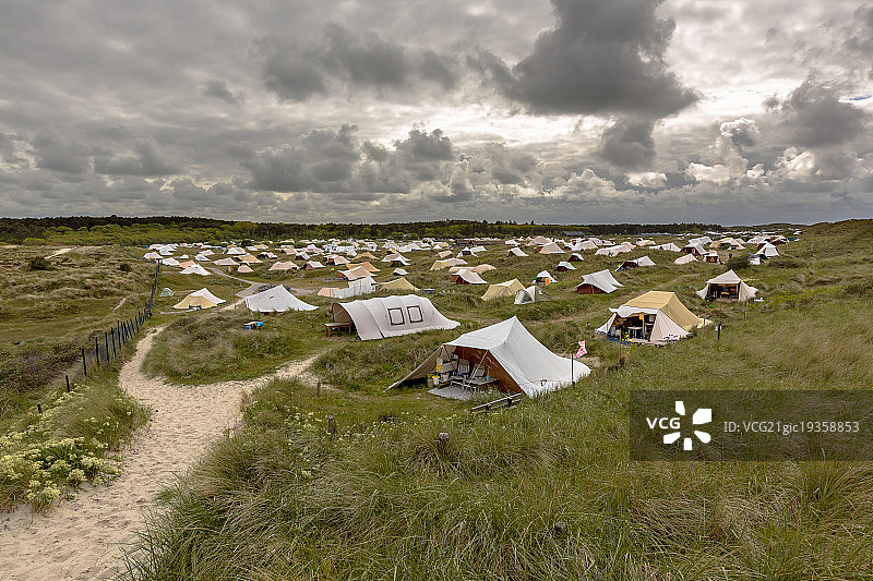 沙丘中的露营地图片素材