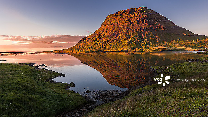 午夜阳光下的教堂山，冰岛图片素材