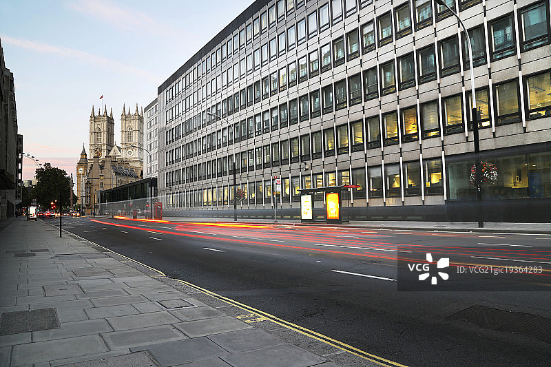 汽车广告背景图-英国伦敦街道与光轨图片素材