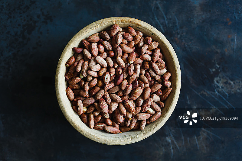 木碗里的烤花生图片素材