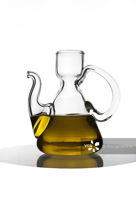 玻璃瓶装橄榄油图片素材