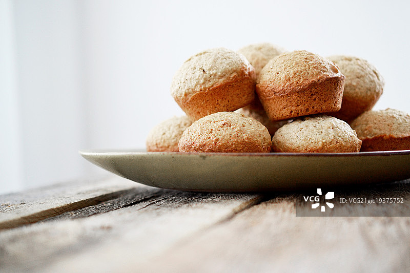 乡村餐桌上的盘装玛芬蛋糕图片素材