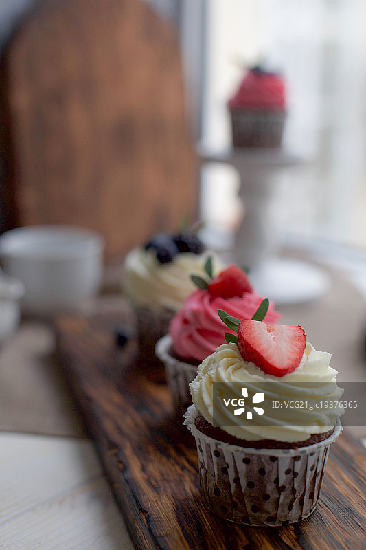 鲜艳的纸杯蛋糕图片素材