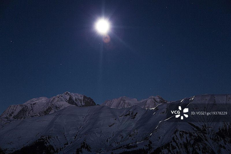 勃朗峰上的月出图片素材