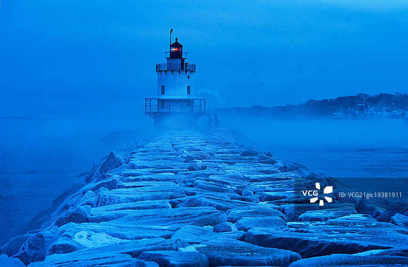春点灯塔海雾图片素材