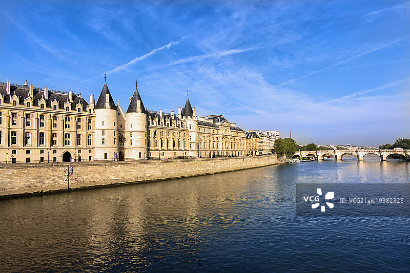 Seine River and conciergerie architecture, Paris, France图片素材