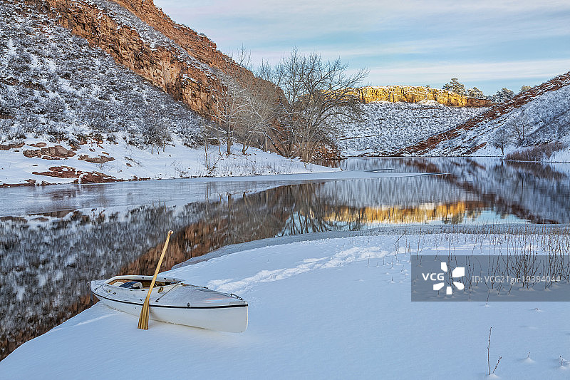 冬季划独木舟图片素材