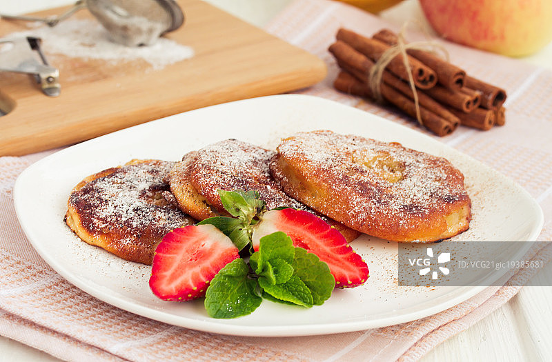 裹上面糊的苹果圈图片素材