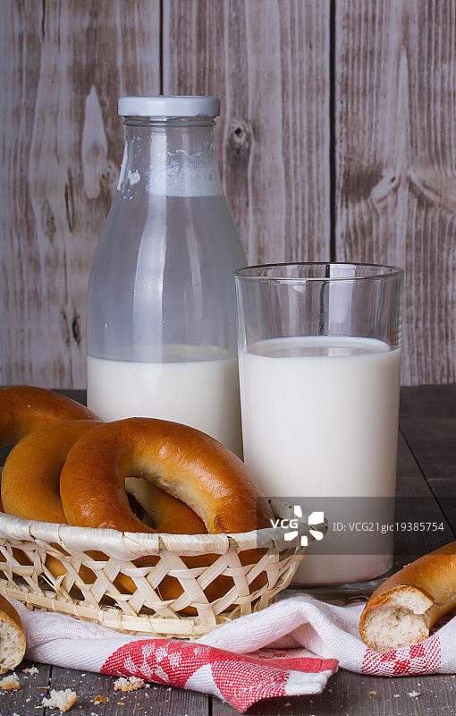 牛奶和百吉饼图片素材