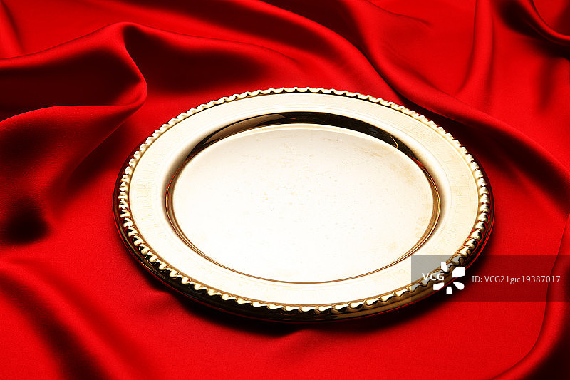 空盘子放在红丝绸上图片素材