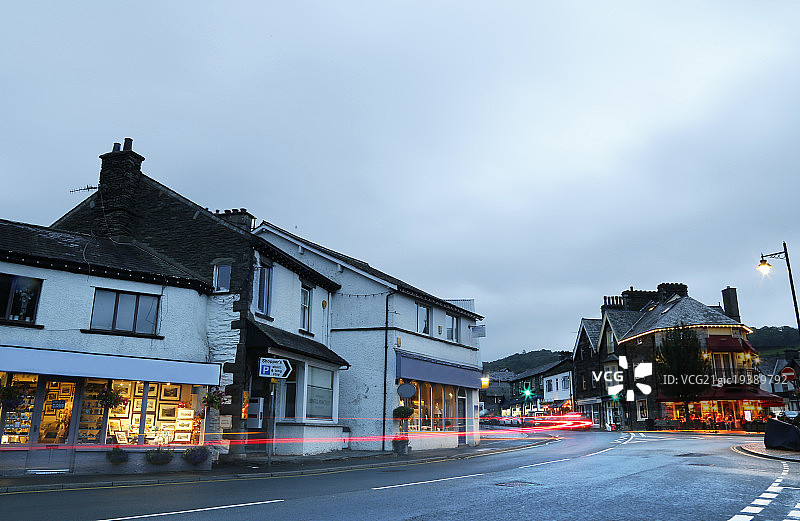 汽车广告背景图-欧洲小镇街巷与路面-英格兰湖区温德米尔（Windermere）路面与建筑图片素材