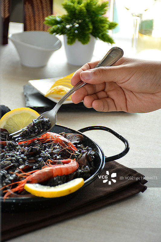 墨鱼汁海鲜饭图片素材