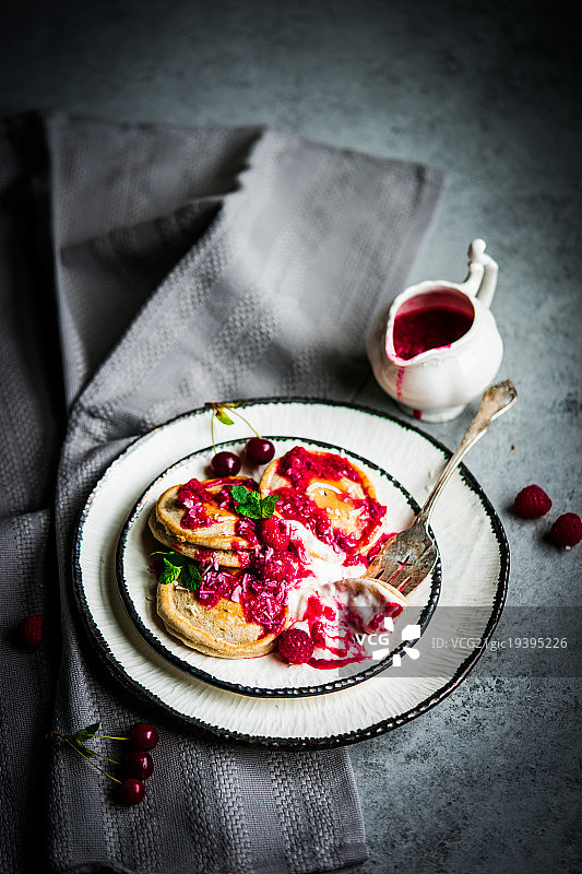 乡村背景上的酸奶覆盆子酱煎饼图片素材