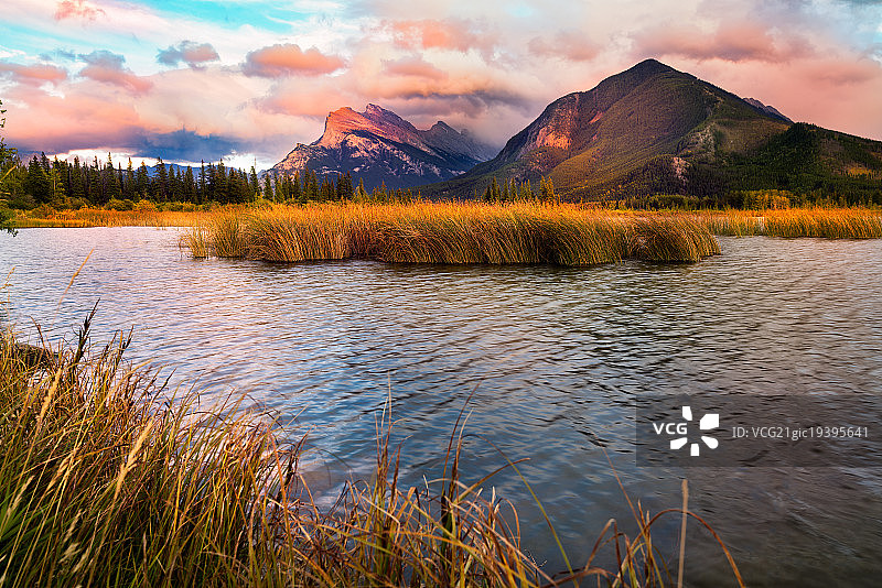 班夫附近的朱砂湖日落图片素材