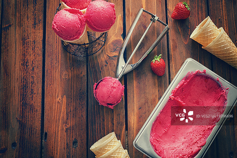 草莓冰淇淋图片素材