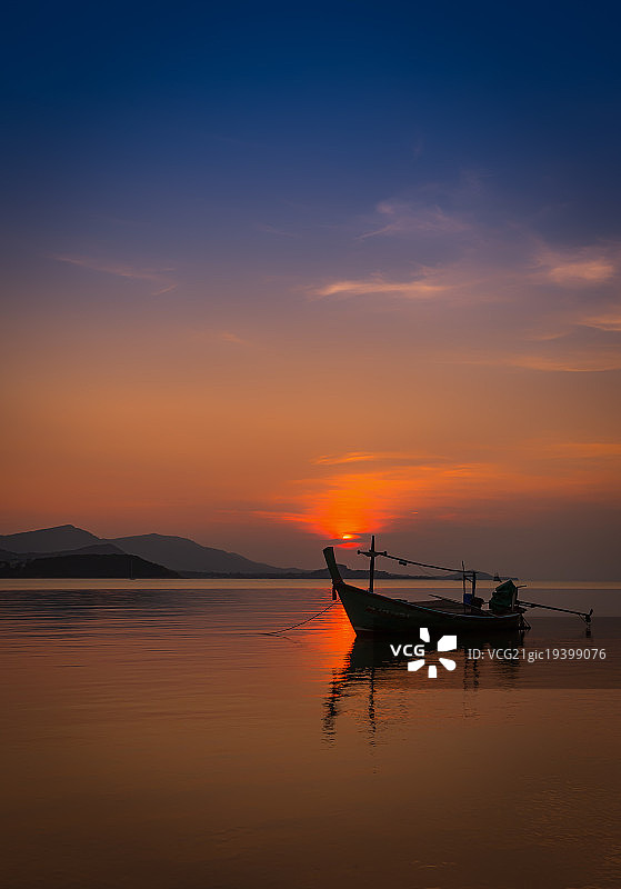 日落时分的泰国长尾船图片素材